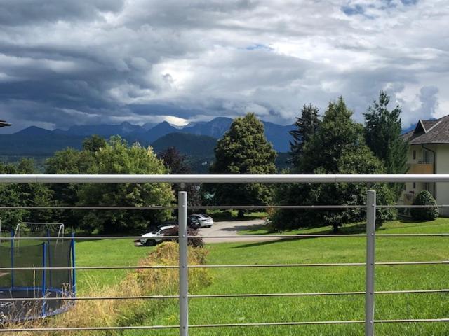 Velden View Ferienwohnung Mit Grosser Sonnenterrasse Und See- Und Karawankenblick 벨덴암워스에르시 외부 사진